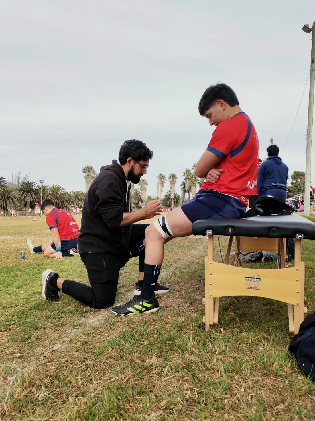 Kinesiólogo de Kinesis evaluando la rodilla de un jugador de rugby
