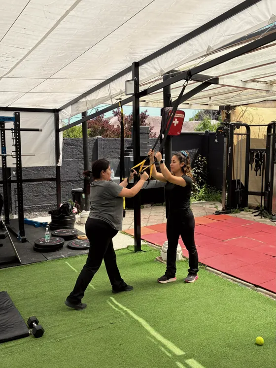 Entrenamiento con TRX acompañado por una kinesióloga